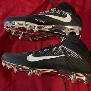 BRAND NEW NIKE FOOTBALL CLEATS